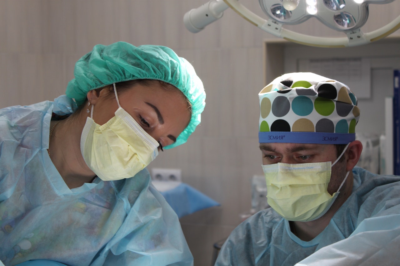 surgeons-performing-surgery-